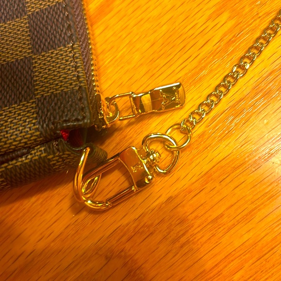 Louis Vuitton Mini Pouchette in Damier Ebene canvas. Gold color hardware. - Picture 9 of 12